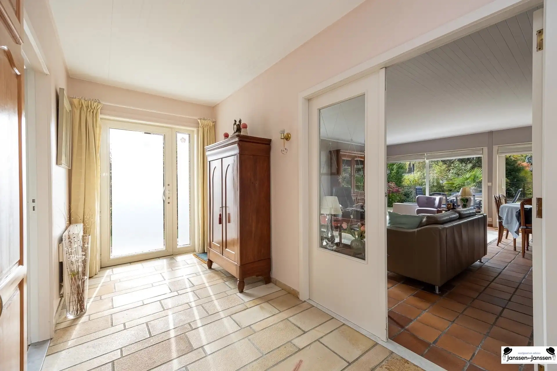 Verrassend ruime villa met ZW-gerichte tuin!  foto 10