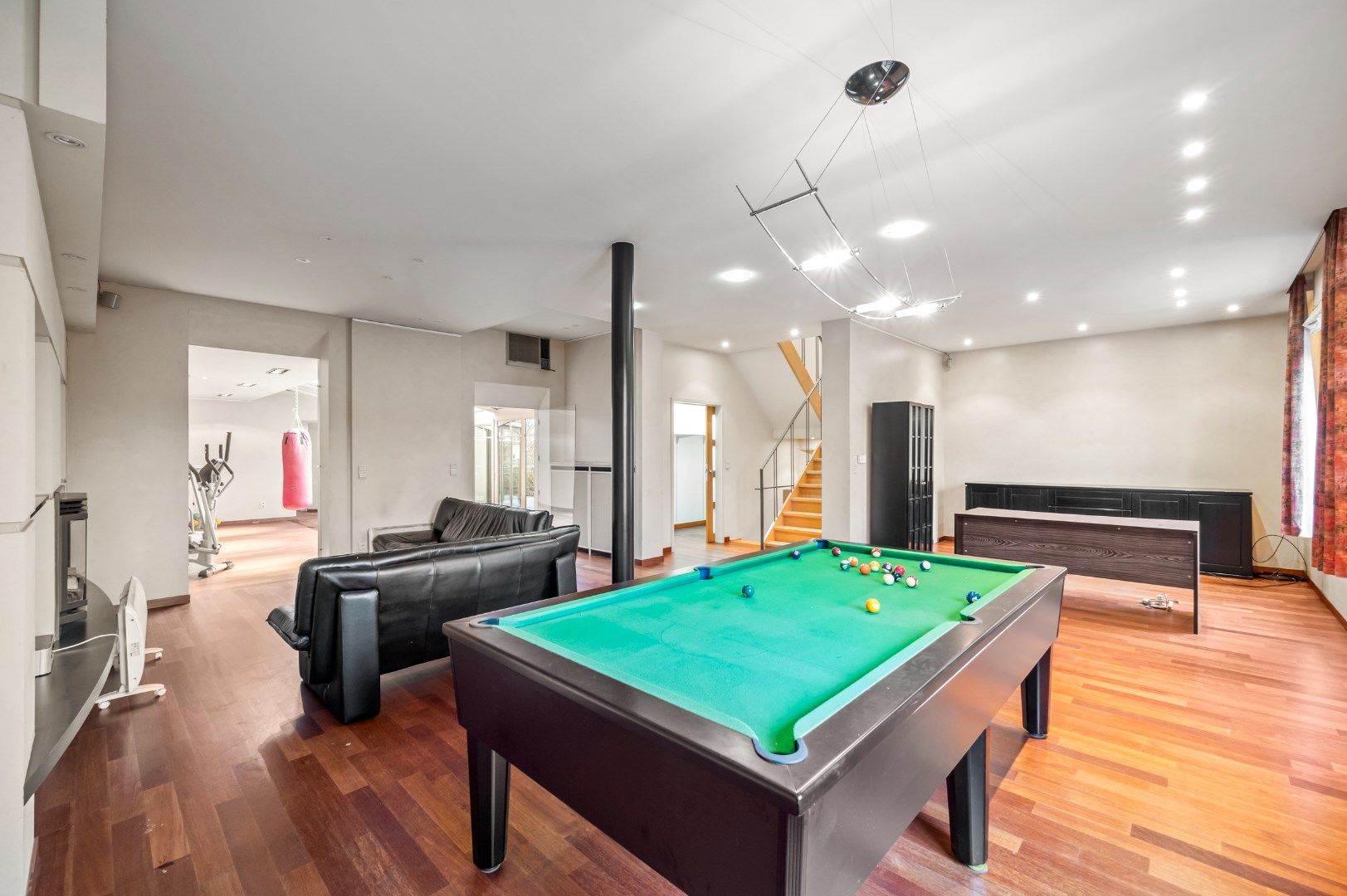 GEBOUW OP 2588M² MET 447M² BEW. OPP., 5 SLPKS, 3 BADKAMERS EN 3 GARAGES AAN DE LEIE foto 13