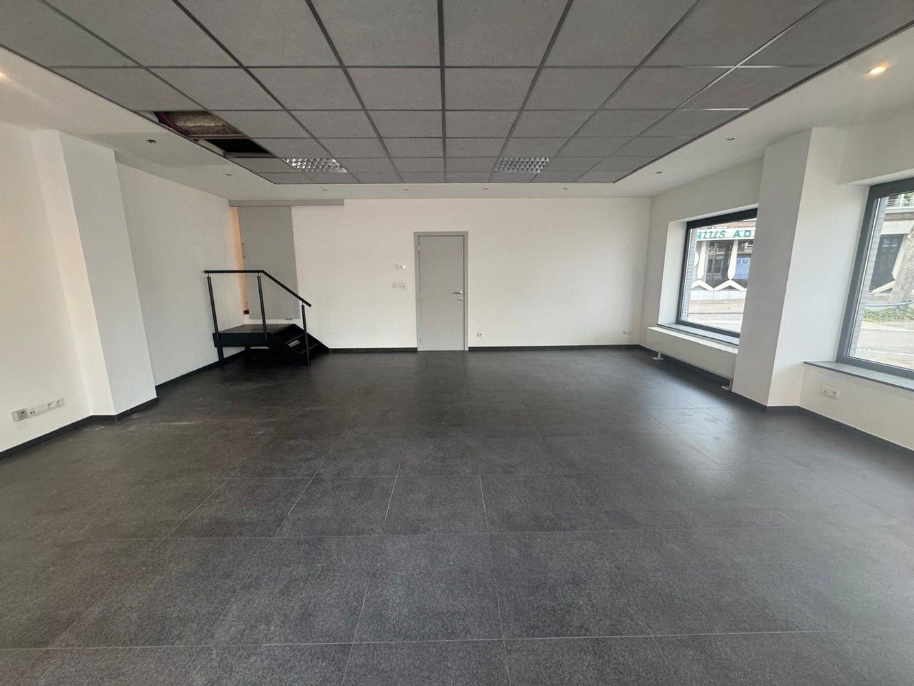 Handels / kantoorruimte pal aan het centrum van Genk foto 2