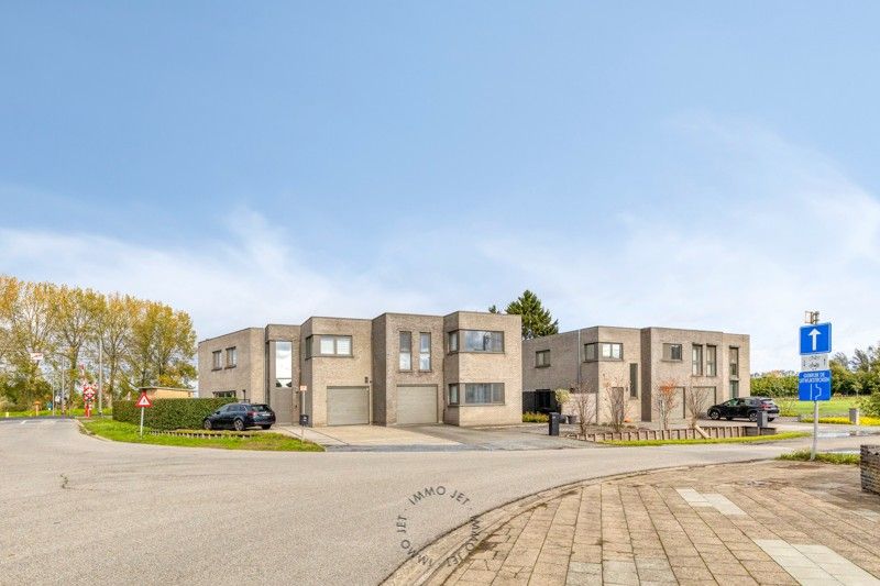 Moderne halfopen woning met 4 slaapkamers en zonnepanelen in Nieuwkerken-Waas foto {{pictureIndex}}