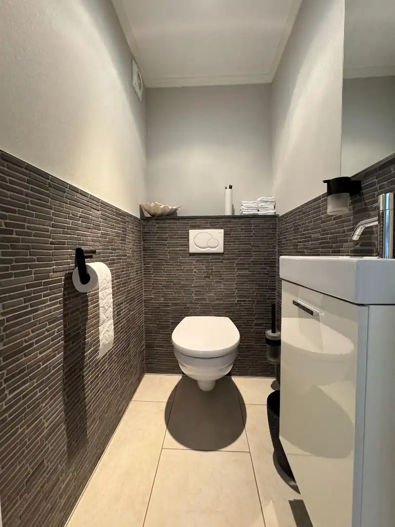 een ruim woonhuis op en met grond foto 9