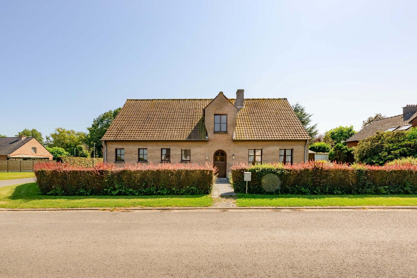 RUSTIG GELEGEN ALLEENSTAANDE WONING OP 654 m² | 3 SLPKS | DUBBELE GARAGE foto 3