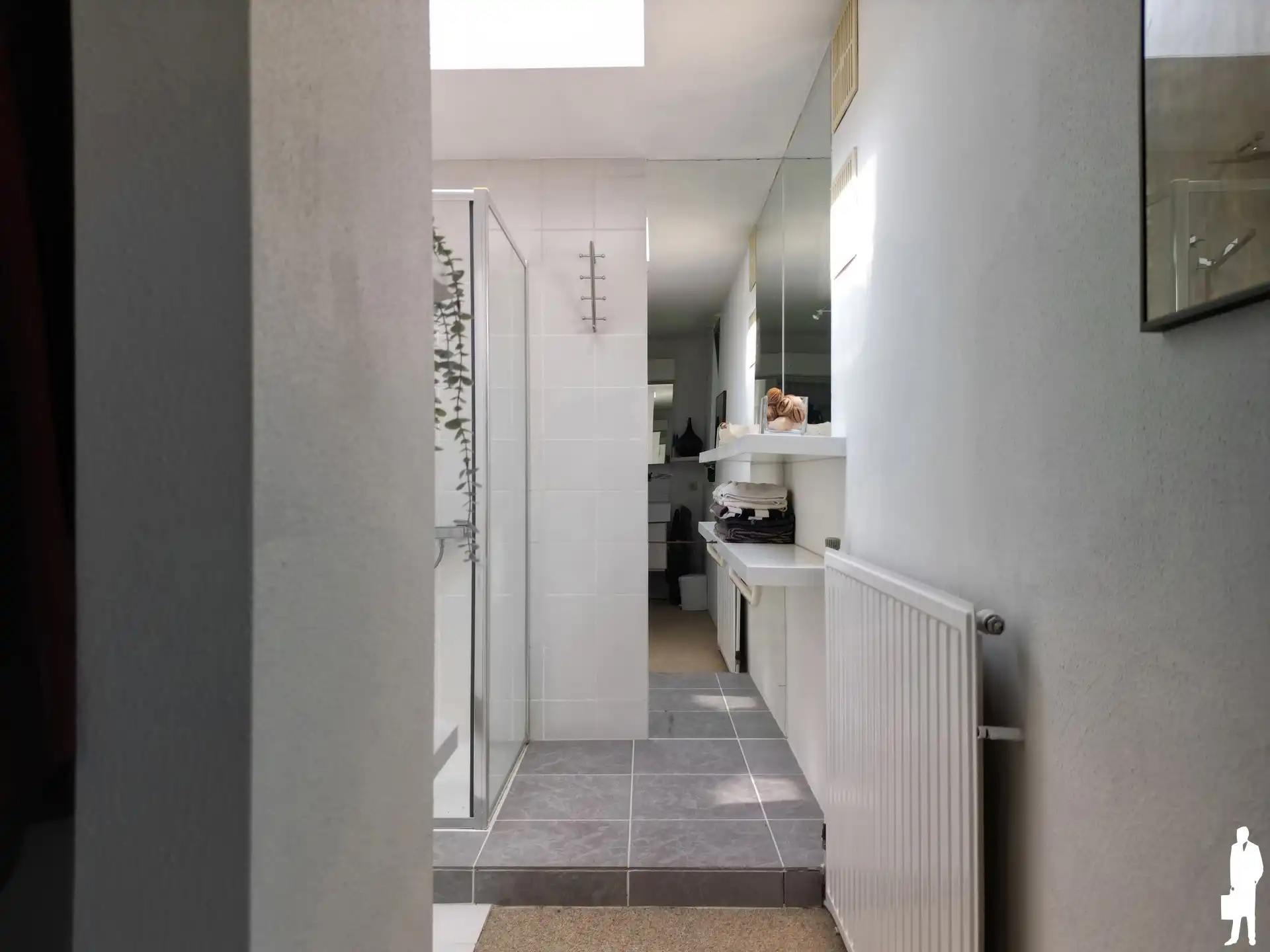 Welgelegen te renoveren villa met 5-7 slpks en 2 badks foto 28