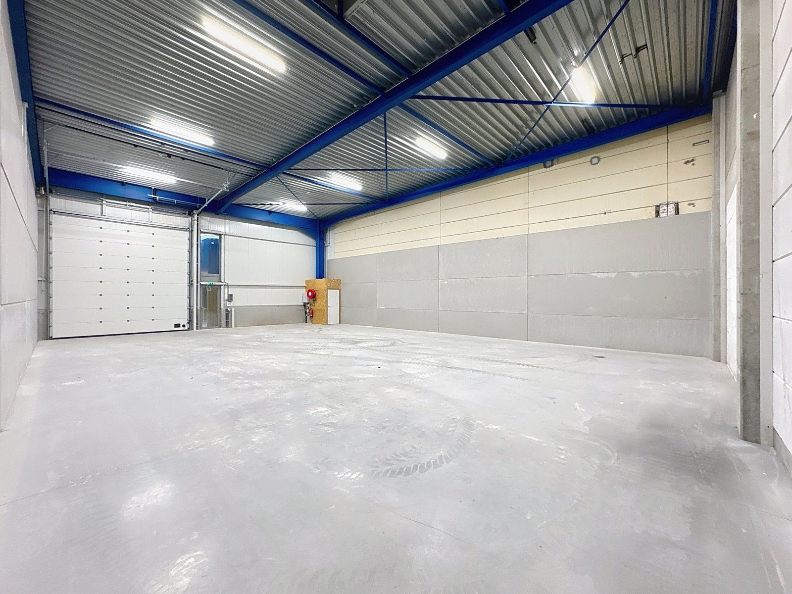 NB KMO-UNIT (232,45m²) met elektrische sectionaalpoort en sanitair blok te huur op industriezone "Herdersbrug" te 8000 Brugge foto 3