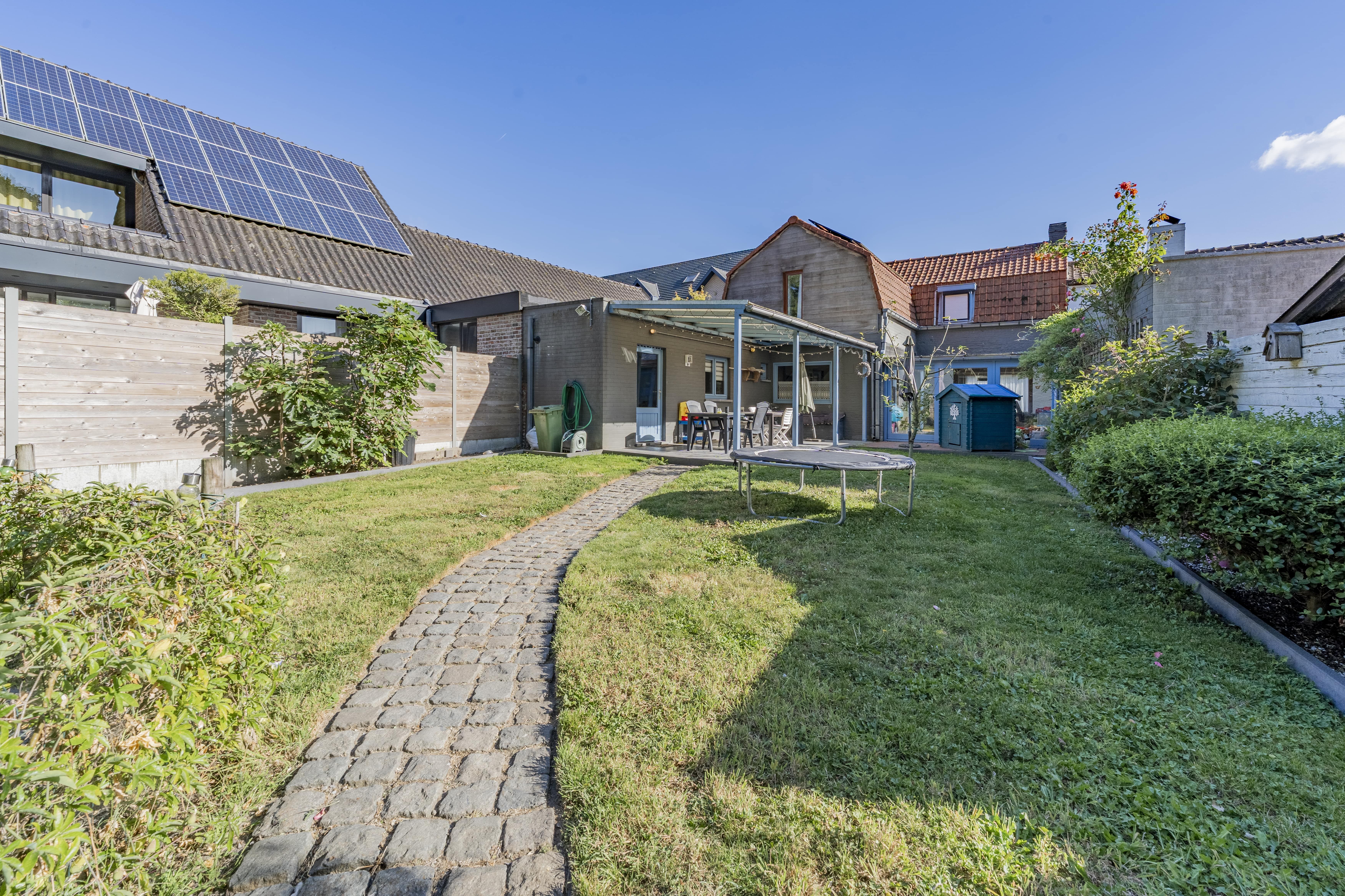 Halfopen bebouwing met 3 slaapkamers, leuke tuin en EPC C foto {{pictureIndex}}