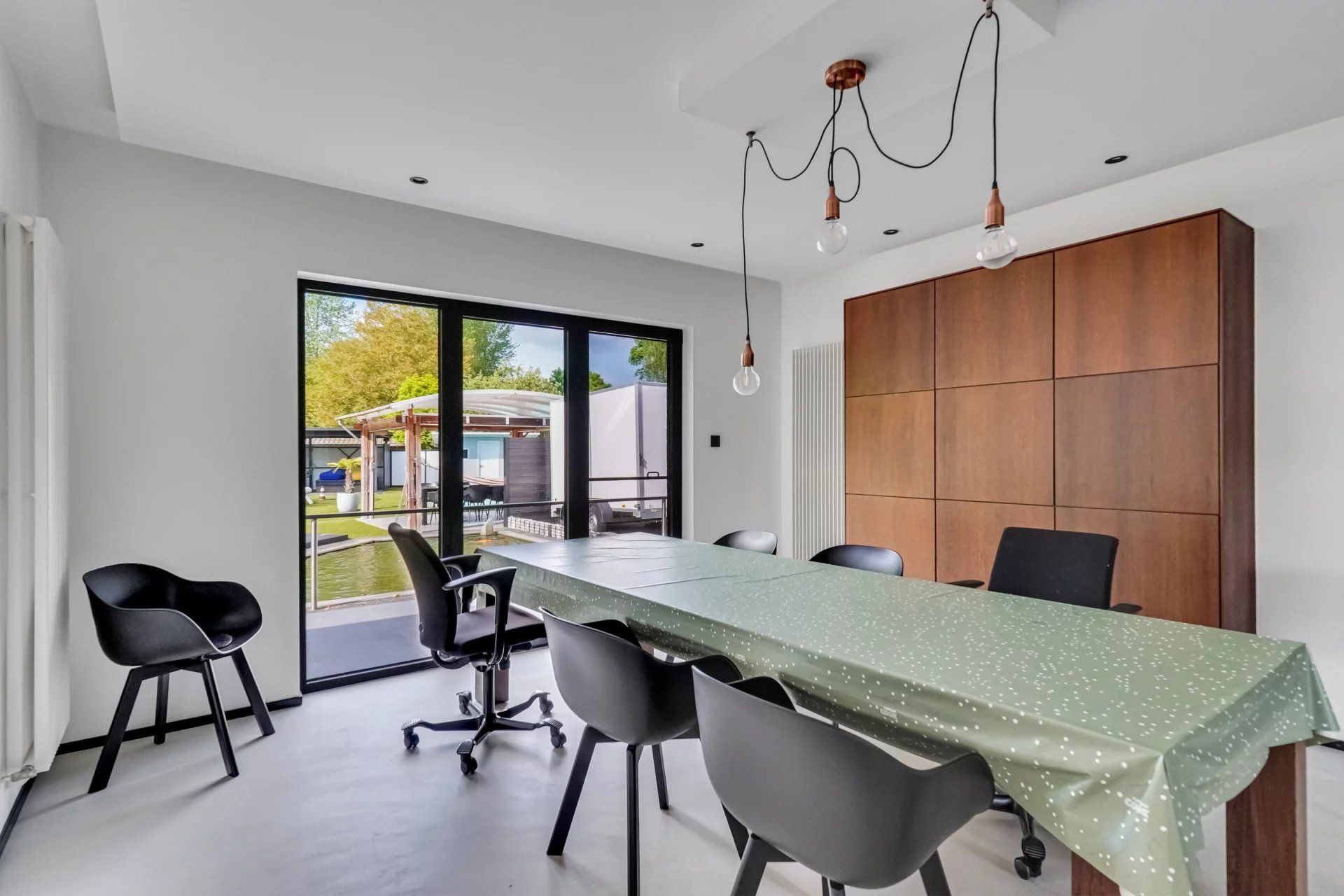 Ruime woning met zwembad op mooi groot perceel foto 8