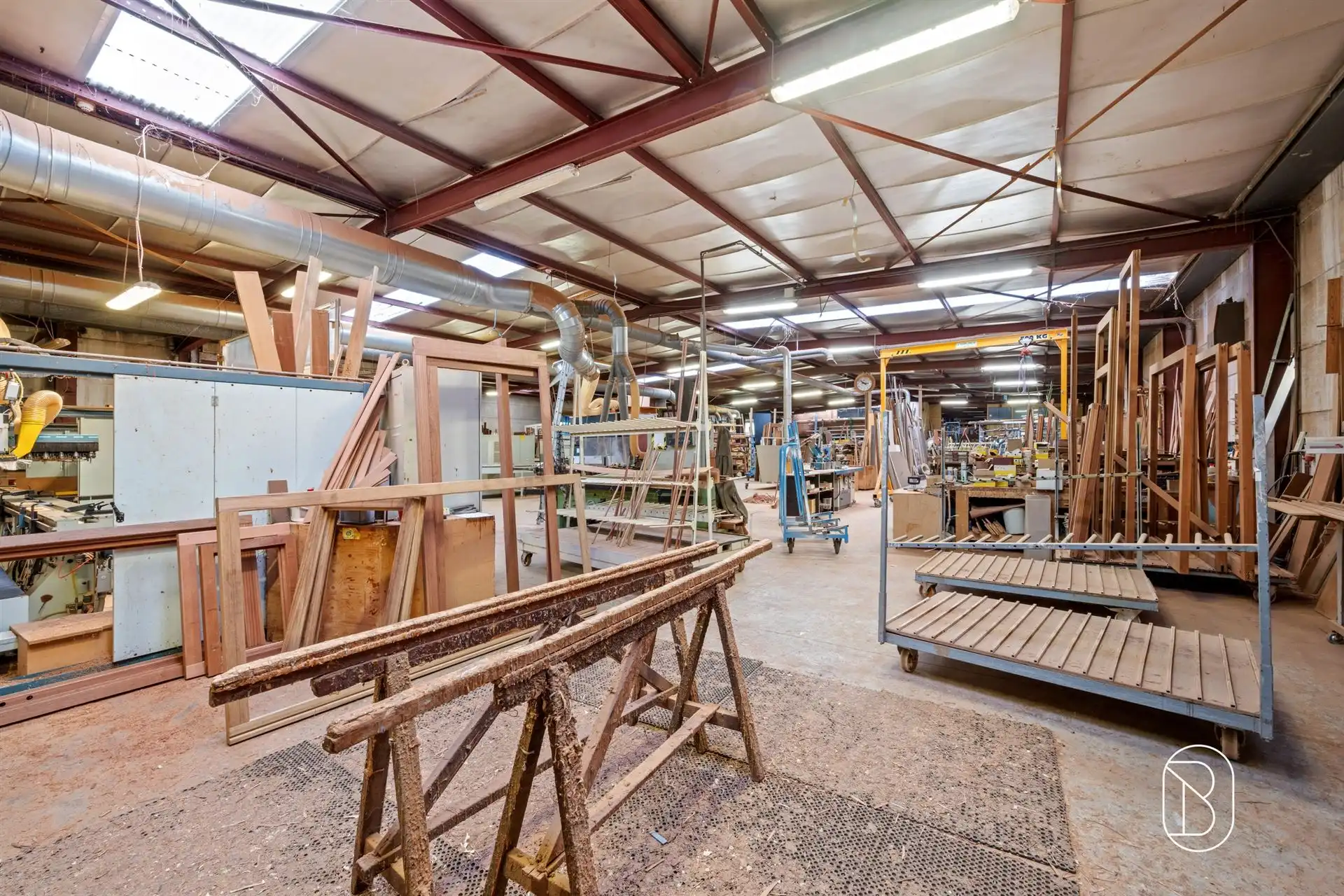Groot atelier met kantoren en parking.  foto 11