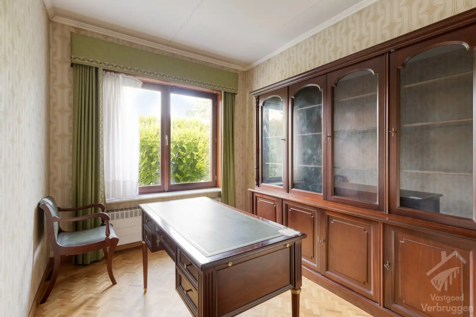Ruime bungalow met 3 slaapkamers, bureau en dubbele garage foto 12