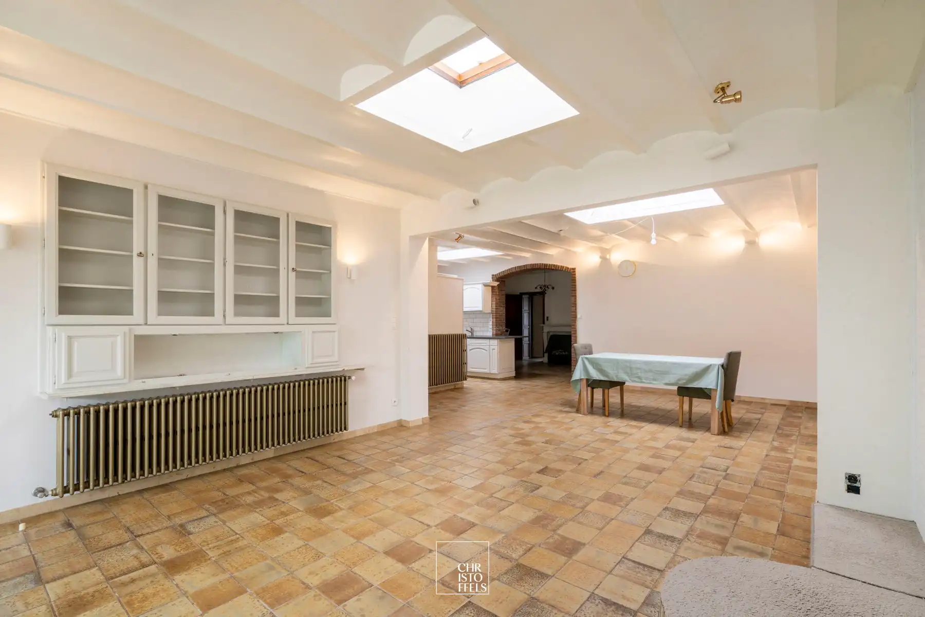 Ruime woning (199 m²) met tuin en tal van renovatiemogelijkheden! foto 3