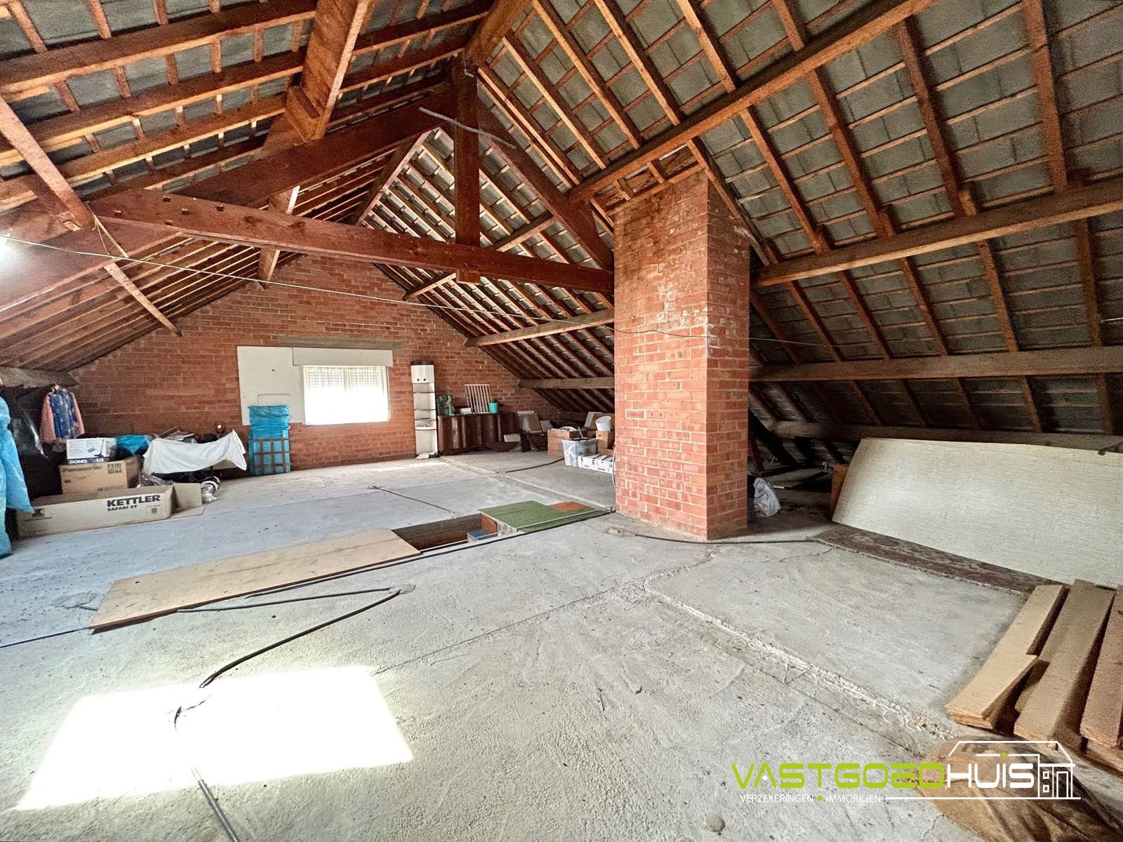Karaktervolle, te renoveren villa met tuin foto 21