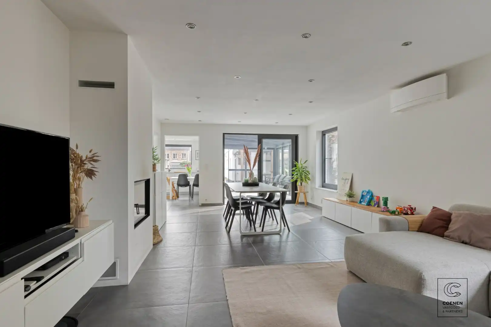 Gerenoveerde woning met 4 à 5 slpk's op een gunstige ligging te Oelegem! foto 4