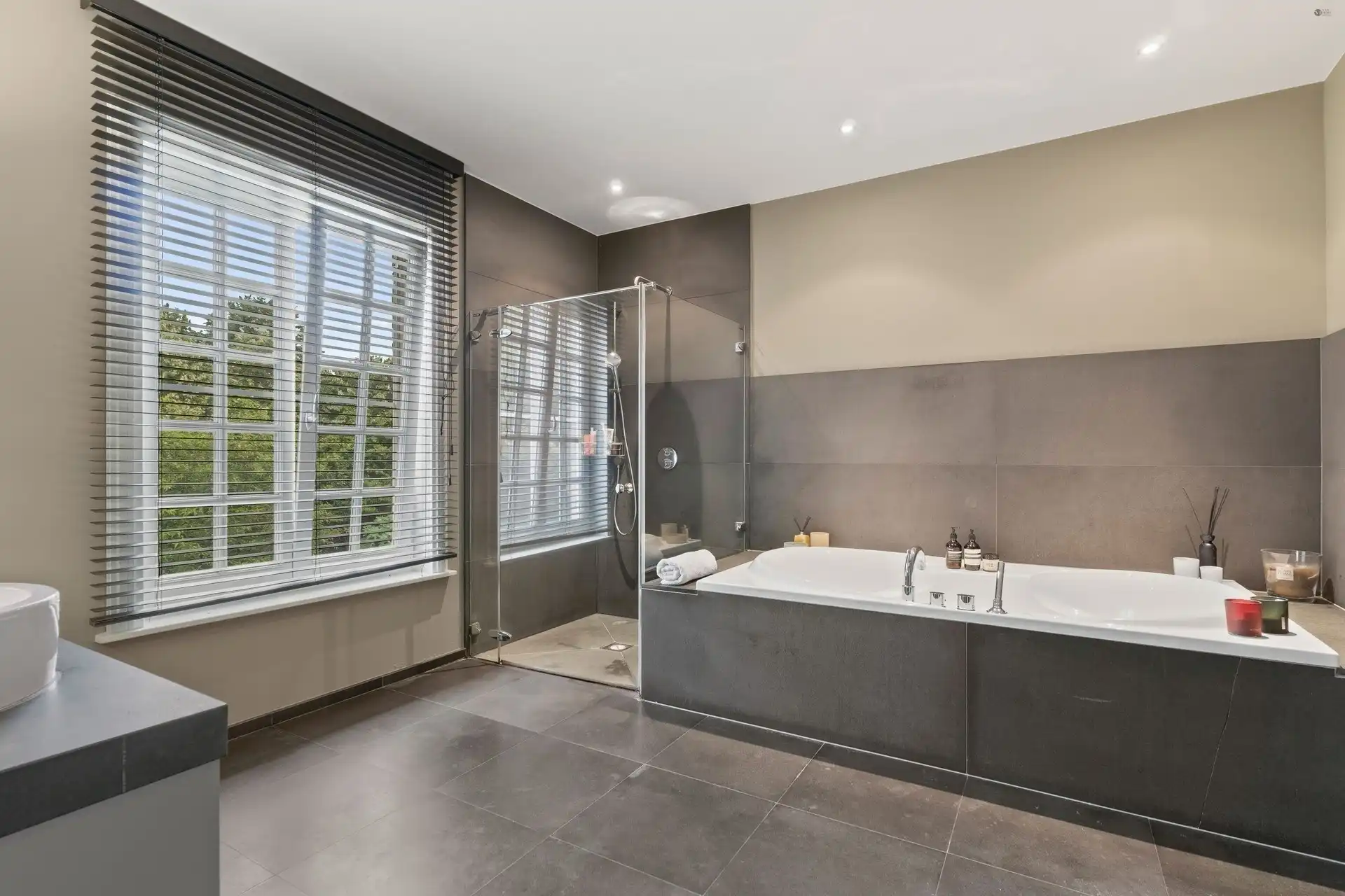 prachtig gelegen villa met verzorgde tuin en zwembad foto 35