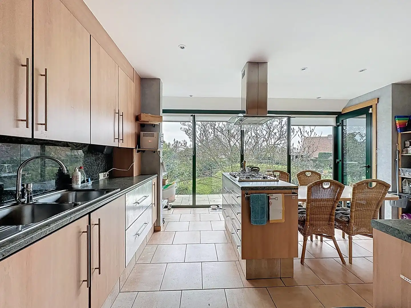 Zeer ruime villa met 4 slaapkamers, grote tuin  (869m²) en volledig onderkelderd. foto 8