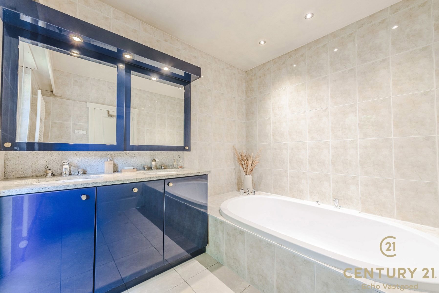 Praktisch gelegen, perfect onderhouden villa met zwembad foto 17