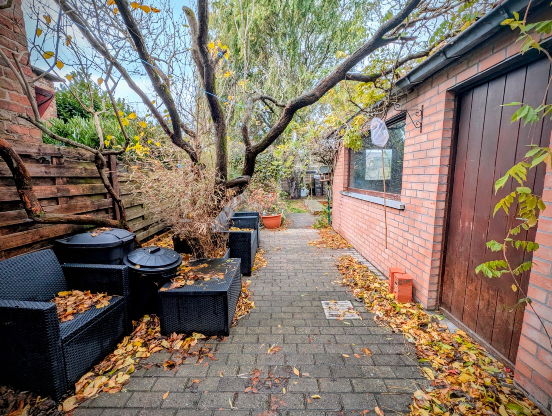 Herenhuis te koop met zuidwest gerichte tuin en parkeerplaats. Vernieuwd dak, nieuwe elektriciteit & nieuwe aardgas-CV foto 24