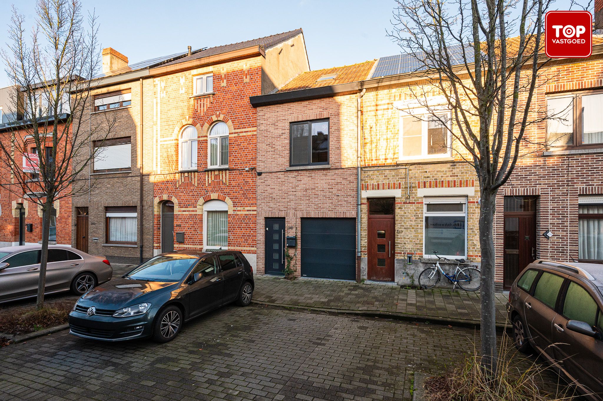 Gezellige woning met 3 slaapkamers, tuin en in pandige garage.  foto {{pictureIndex}}