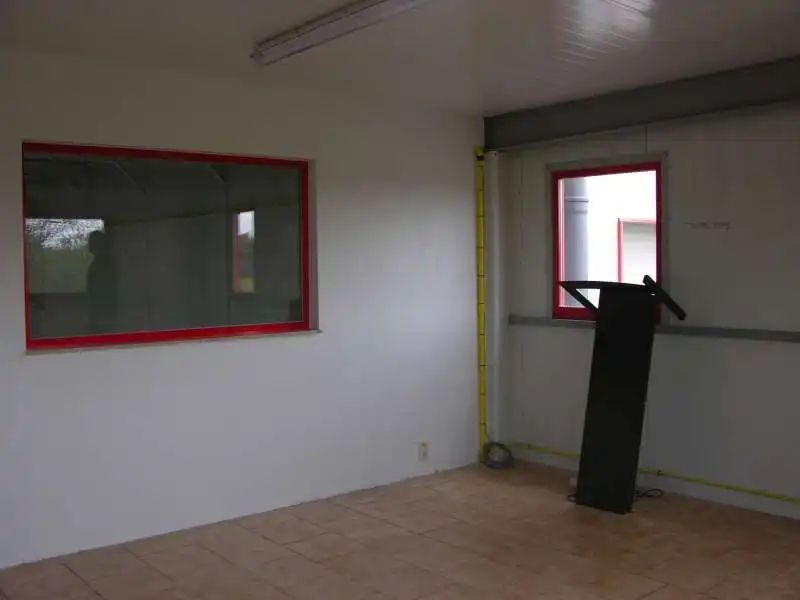 Loods/opslagplaats (1020 m²) te Verrebroek foto {{pictureIndex}}