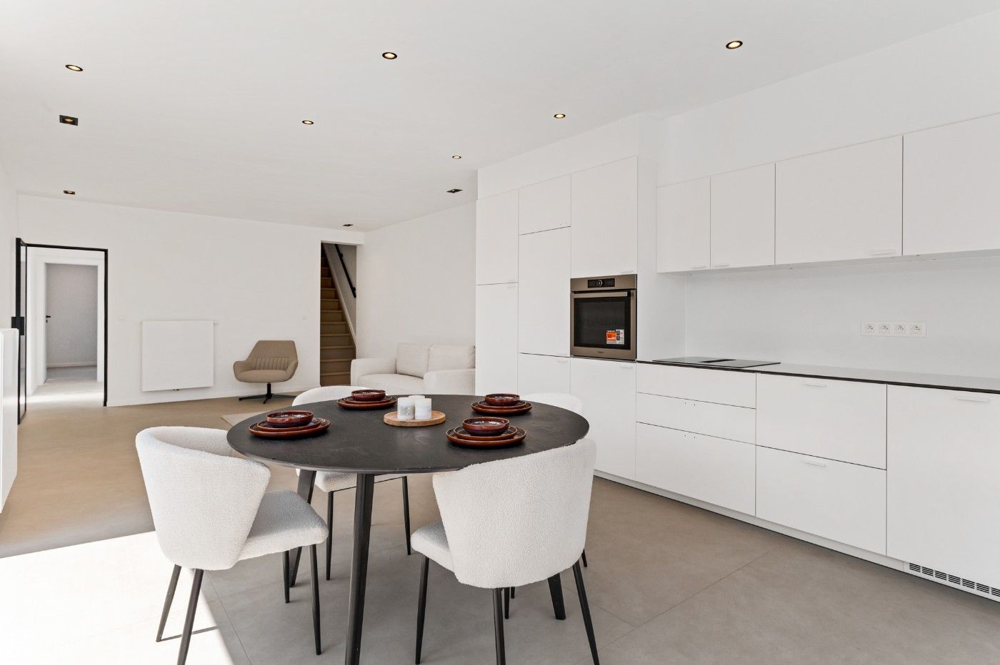 Prachtig gerenoveerde woning met 3 slpk., oprit en toffe tuin foto 10