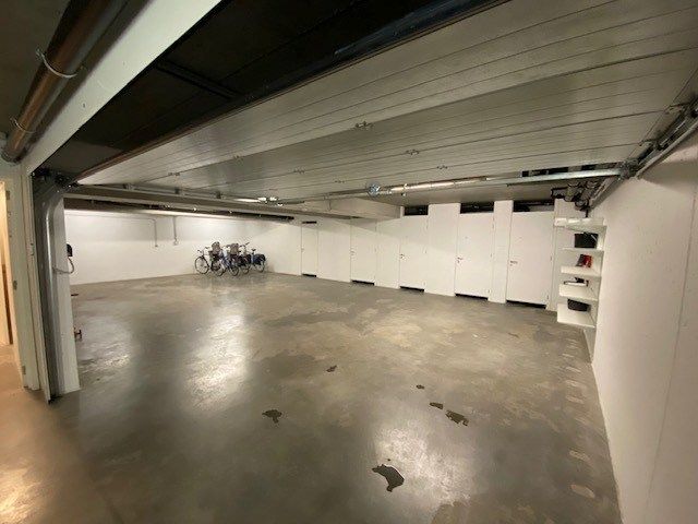 Ruim, luxueus afgewerkt duplex dakappartement (205m²) met zonneterras , gelegen vlakbij de winkels van de Lippenslaan. Uitzonderlijk ruime garagebox te koop in  foto 27