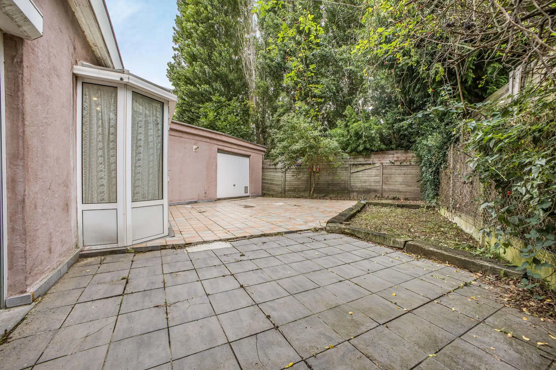 Goed gelegen appartement met koer en garage foto 6