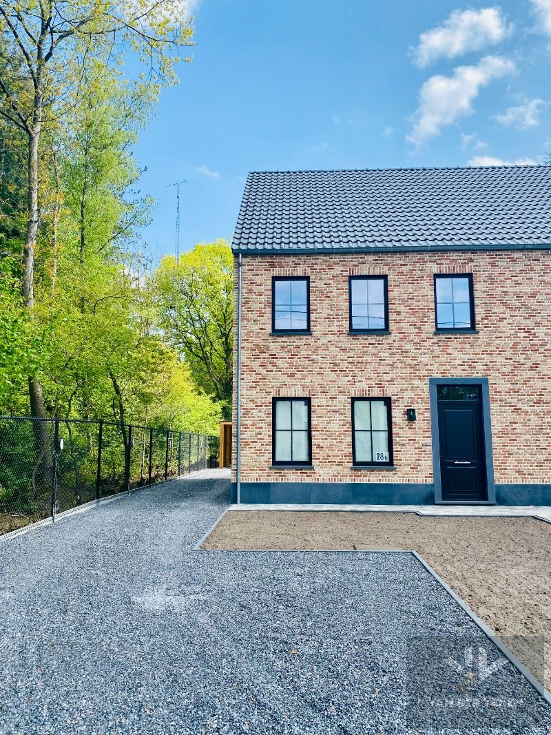 Uitzonderlijk mooi gelegen halfopen bebouwing. foto {{pictureIndex}}