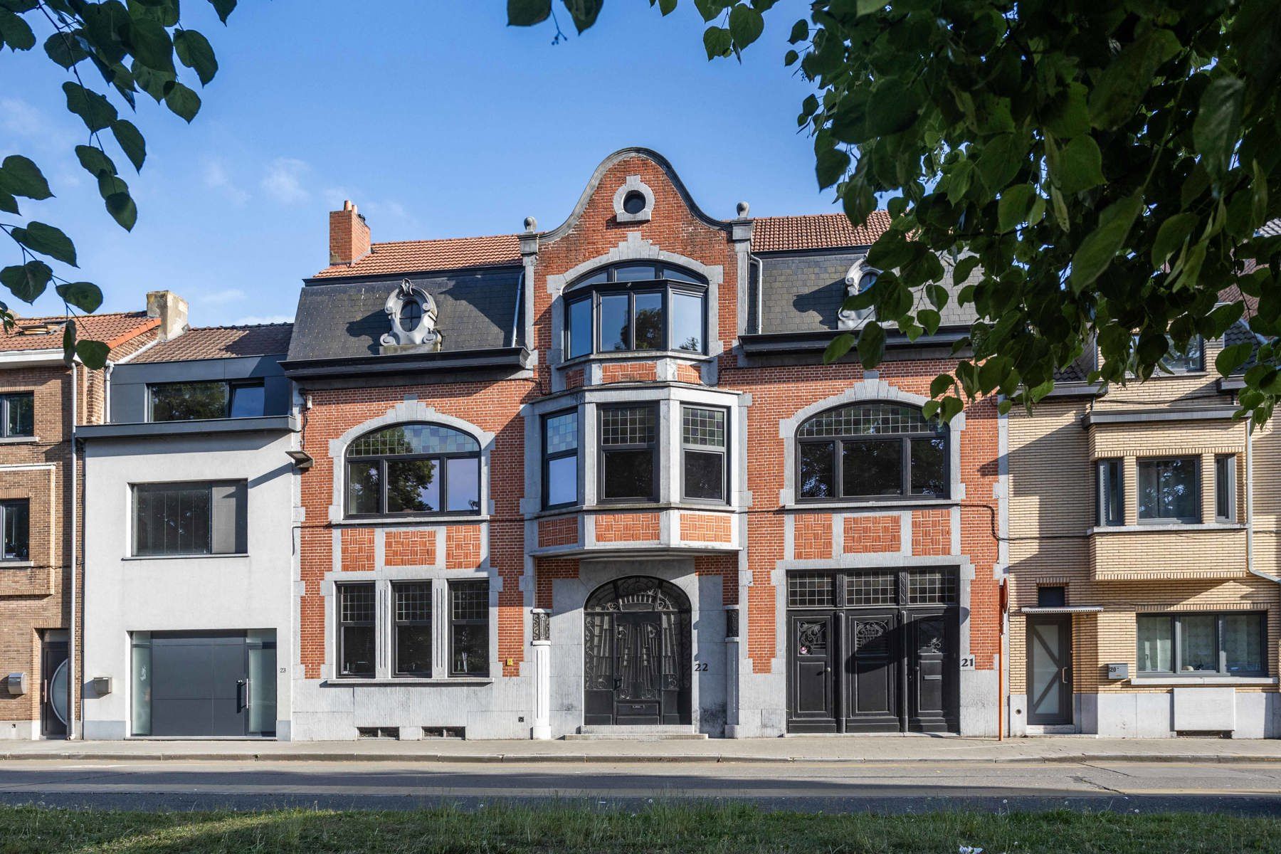 Karaktervolle herenwoning met polyvalente ruimte foto {{pictureIndex}}