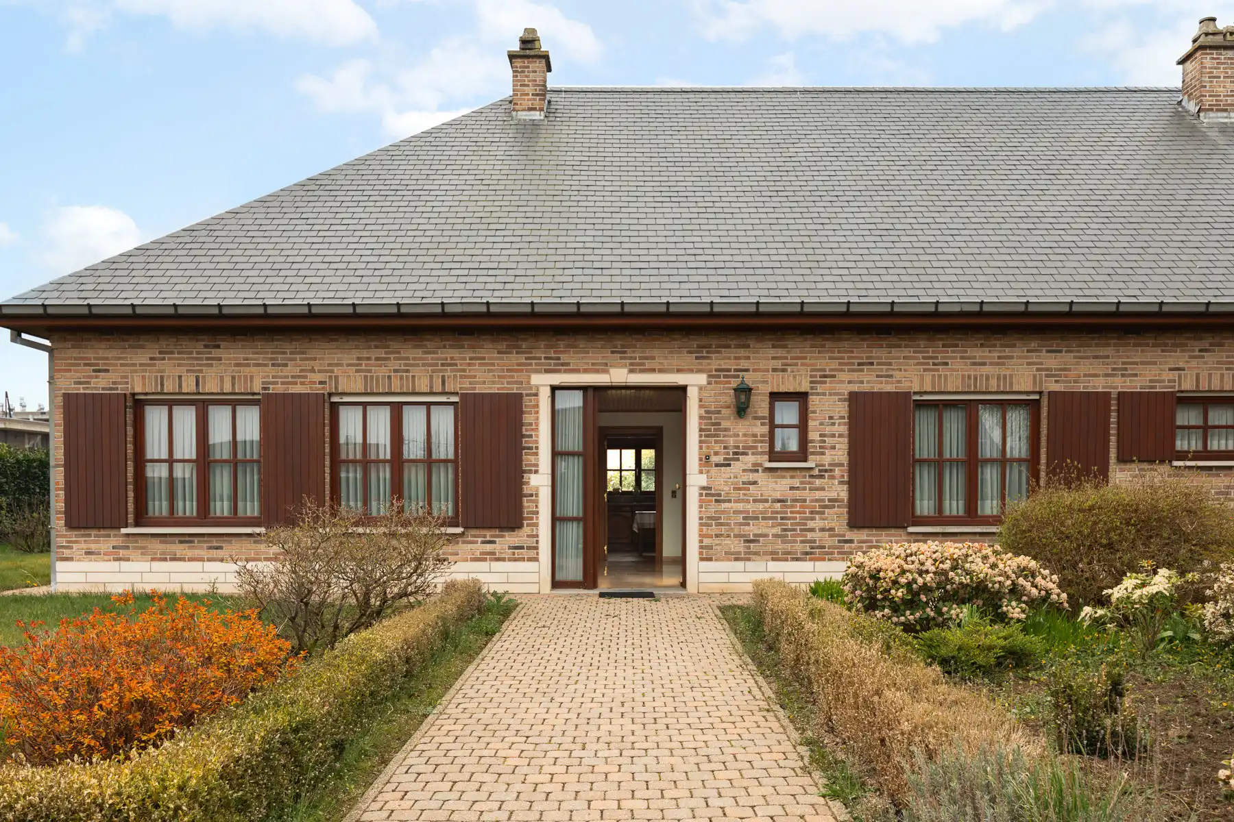 Prachtige instapklare laagbouwvilla op een zeer ruim perceel foto 4