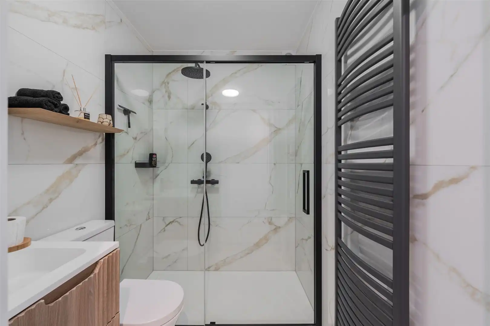 Moderne studio met frontaal zeezicht foto 12