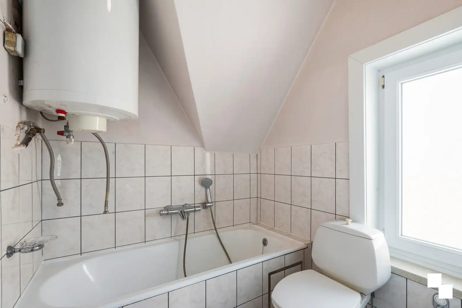 Rustig gelegen en hoofdzakelijk gerenoveerde eengezinswoning op grens Ingelmunster / Izegem foto 24
