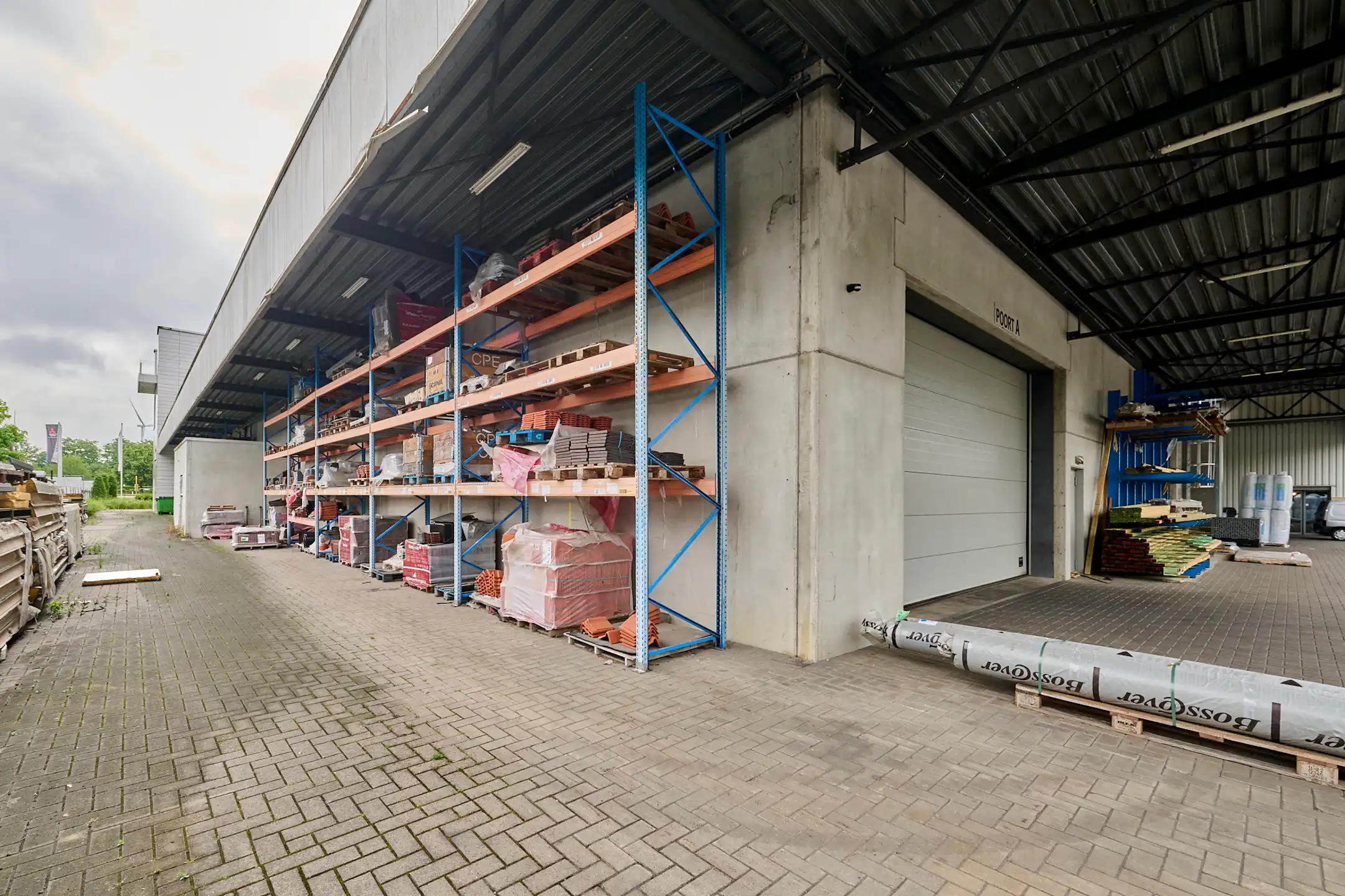 TE KOOP: MAGAZIJN MET REPRESENTATIEVE KANTOREN IN GENK foto 5