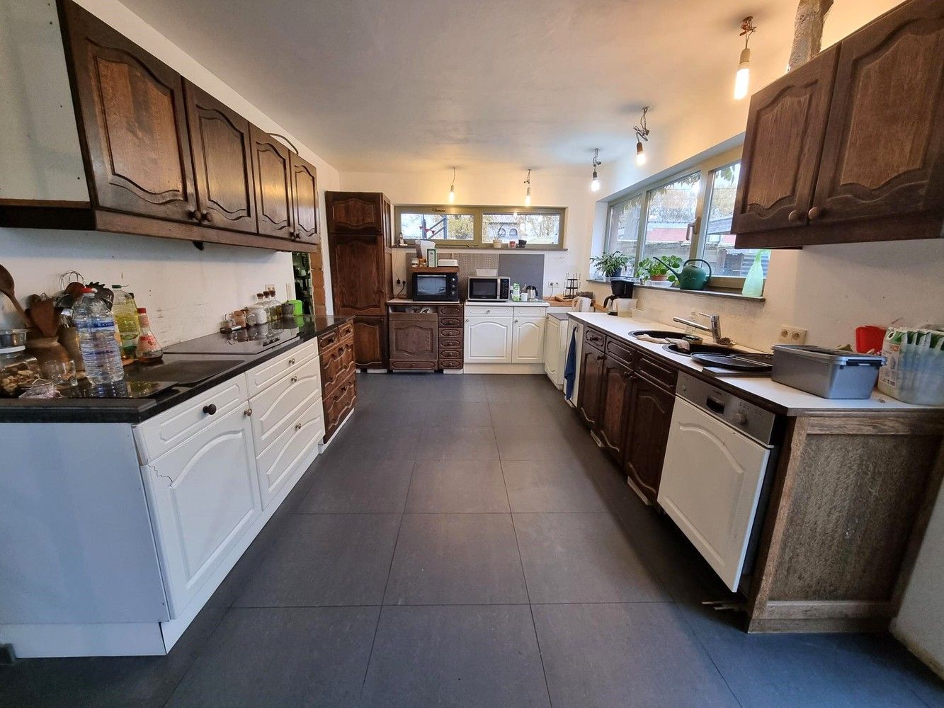 Vernieuwde woning, zeer rustig gelegen met enorm grote zolderruimte. Veel potentieel! foto 6