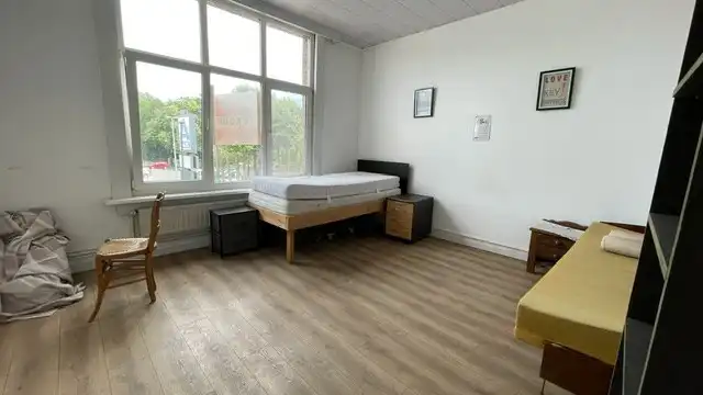 Te renoveren woning met magazijn en inrijpoort foto 17