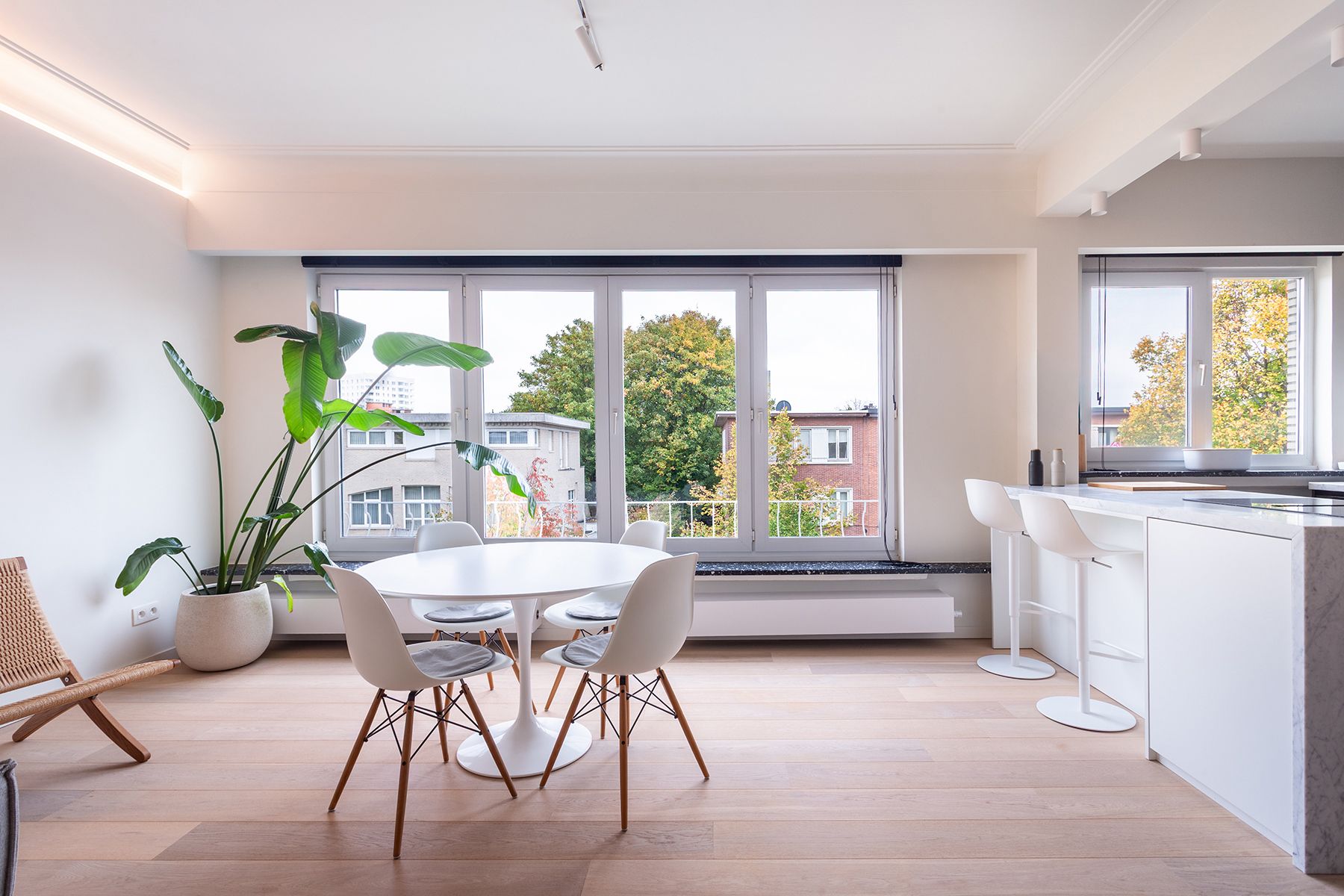 Wilrijk - Gerenoveerd en lichtrijk hoekapp.+ terras. foto 3