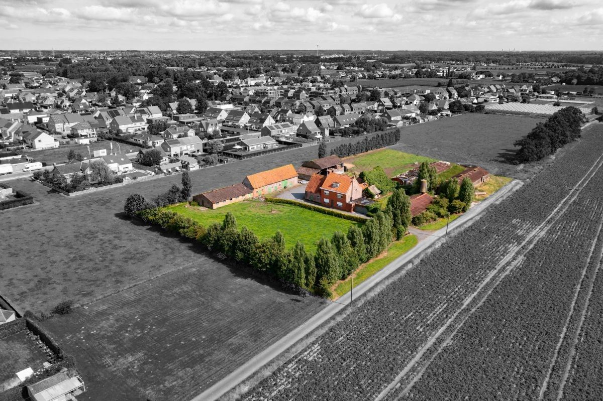 Nabij dorpskern gelegen hoeve te koop te Veldegem foto 2