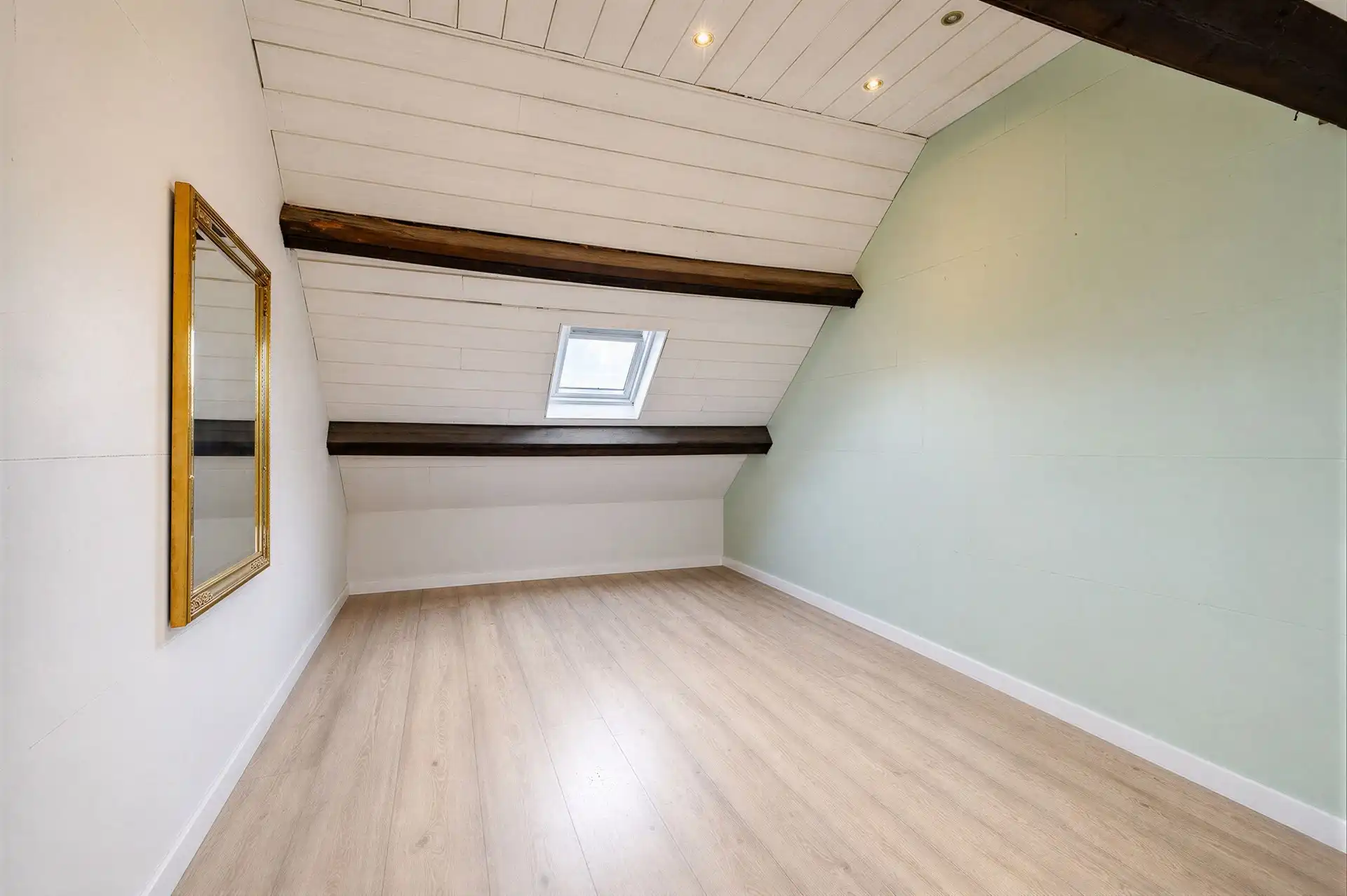 Ruime halfopen bebouwing met mooie tuin, garage en tal van mogelijkheden foto 16