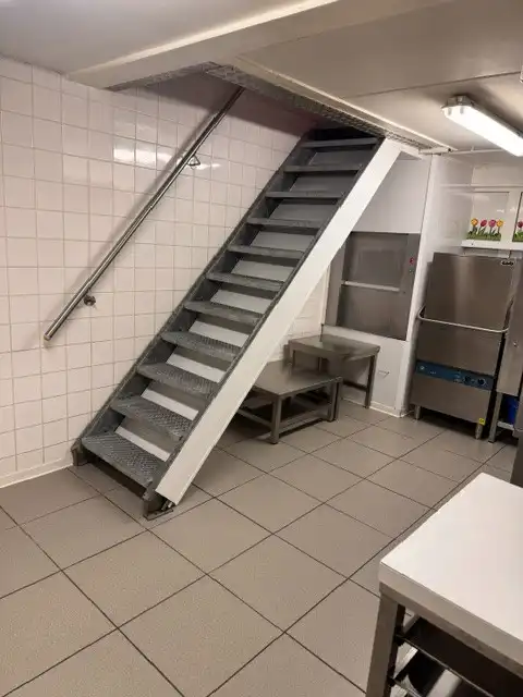 Dit handelspand, gebouwd in 2008, beschikt over een totale bruikbare oppervlakte van 143 m² en werd jarenlang uitgebaat als succesvolle broodjeszaak. foto 20