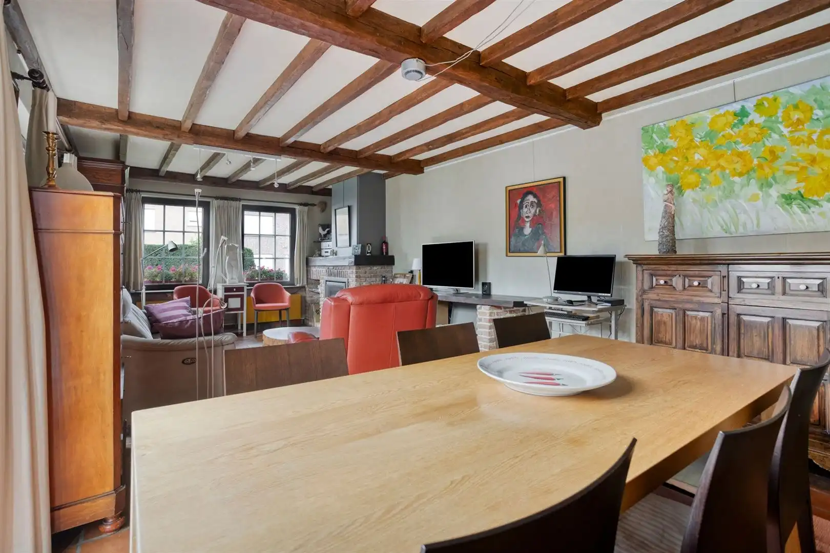 Rustig gelegen open bebouwing met 3 slaapkamers en garage op een perceel van 556 m². foto 5