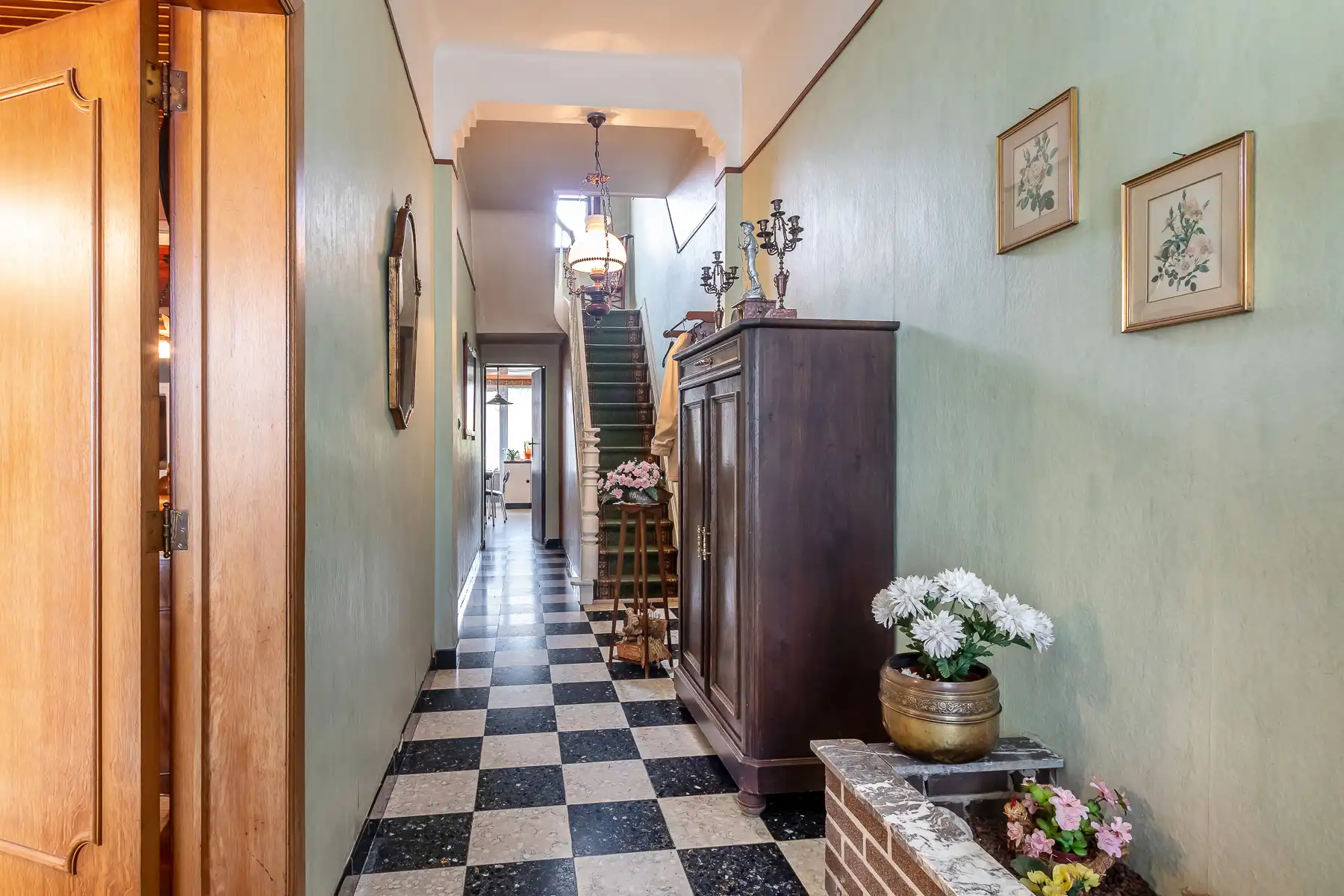 Ruime, te renoveren woning met veel potentieel nabij centrum foto 2