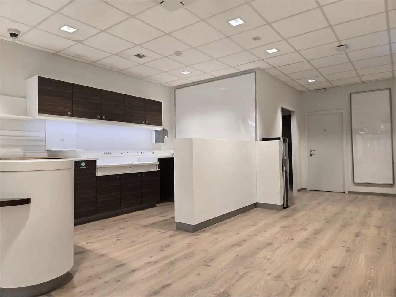 Ruim handelspand met brede vitrine in hartje Lier foto 7