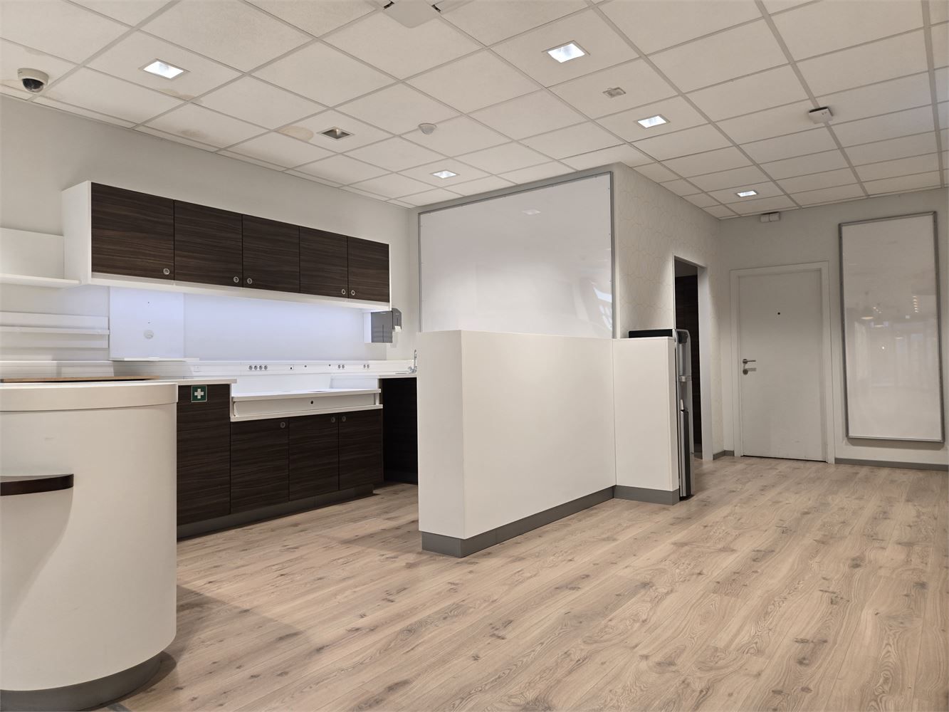 Ruim handelspand met brede vitrine in hartje Lier foto 7