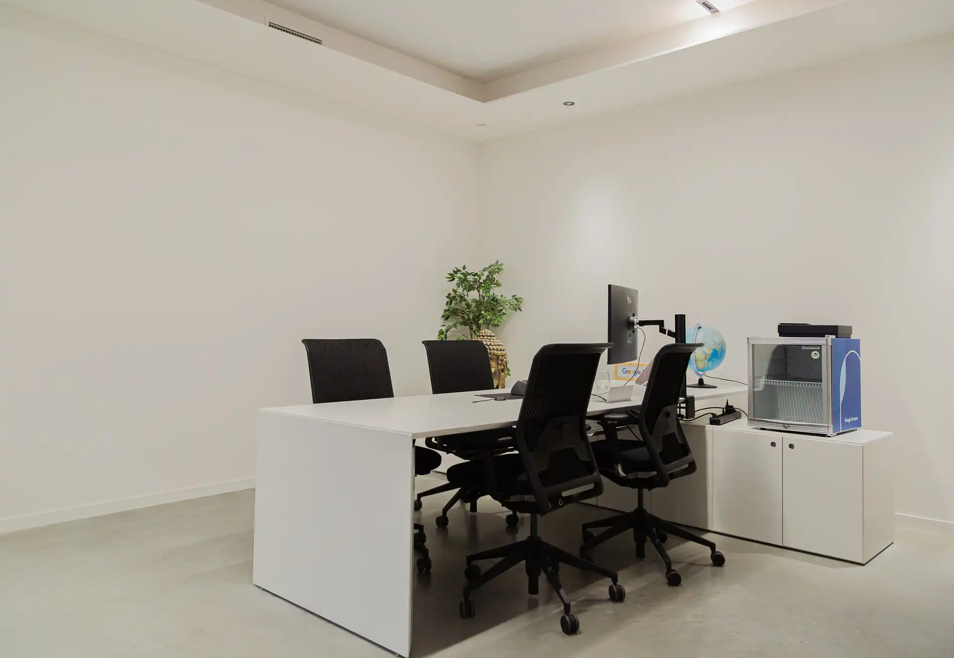 RECENT KANTOORGEBOUW VAN 366M² TE TONGEREN NABIJ E313. foto 12