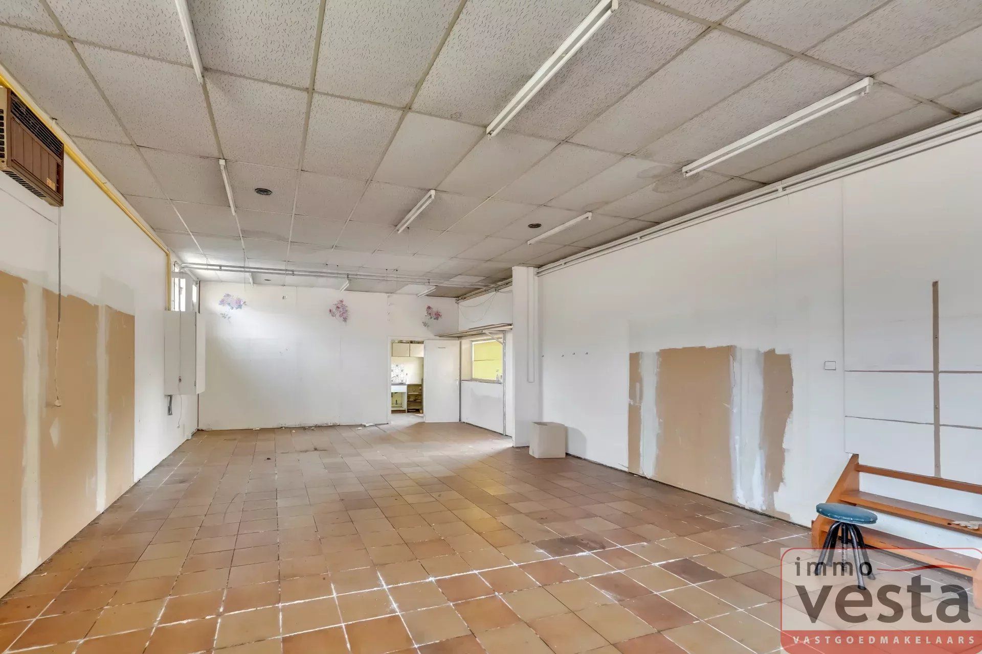 Ruime, op te knappen villa met handelsruimte foto 35