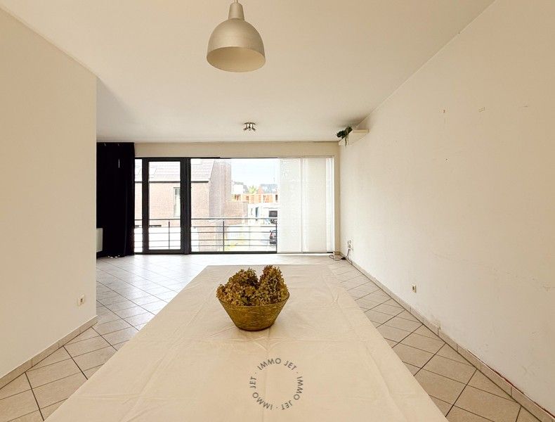 Ruim duplexappartement met terras en garage in Beveren foto 3