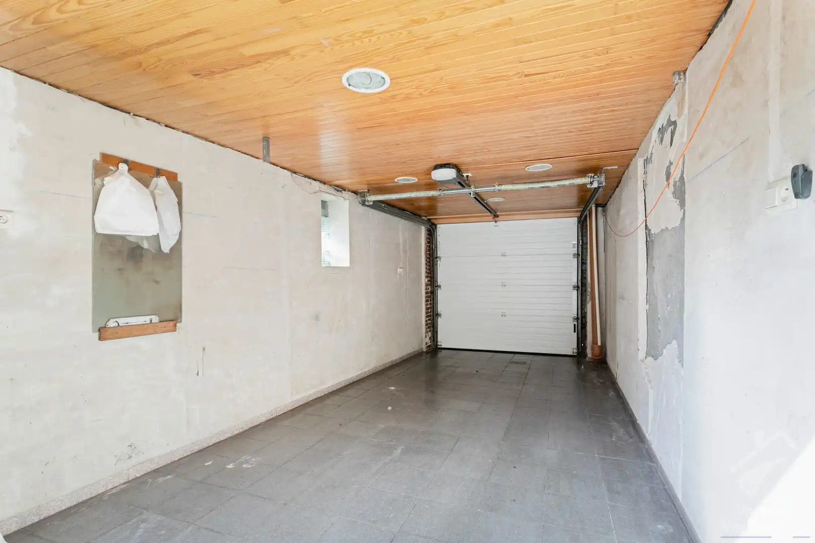 Sfeervolle instapklare woning met 2 slaapkamers, bureau,  garage en atelier foto 23