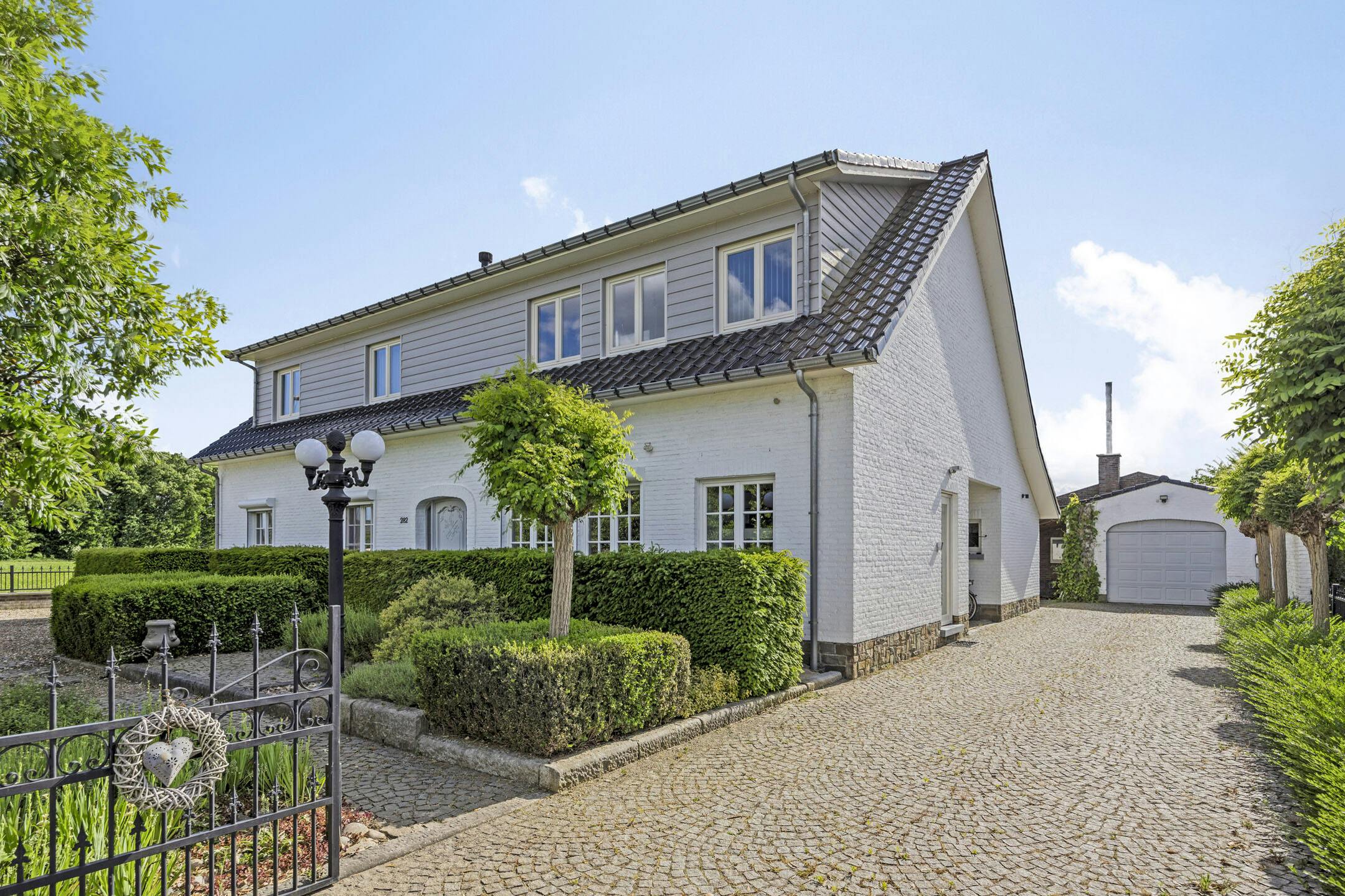 Riante zorgwoning/kangoeroewoning met loods te koop foto {{pictureIndex}}