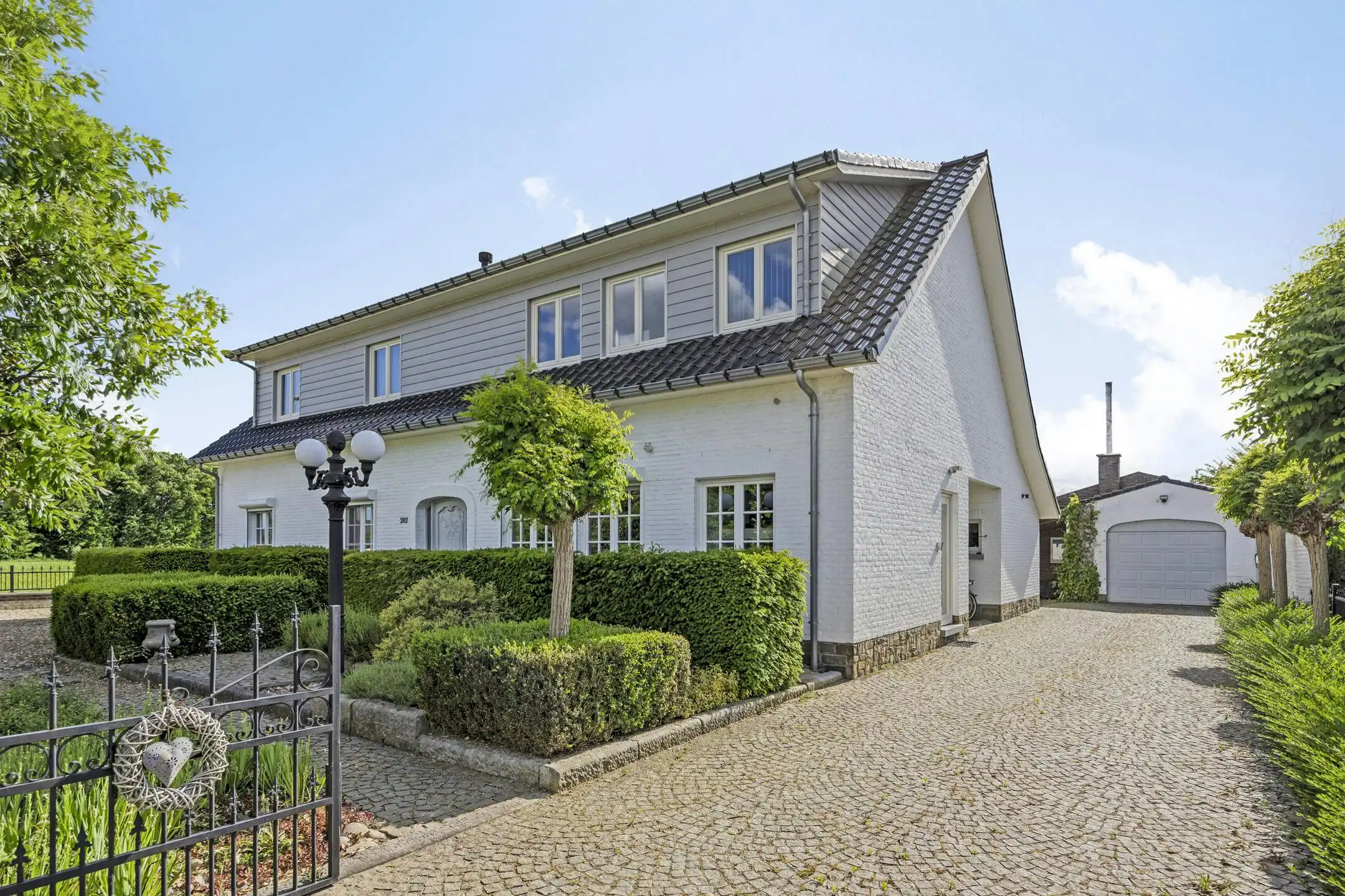 Riante woning te koop met veel potentieel voor diverse invullingen foto 2