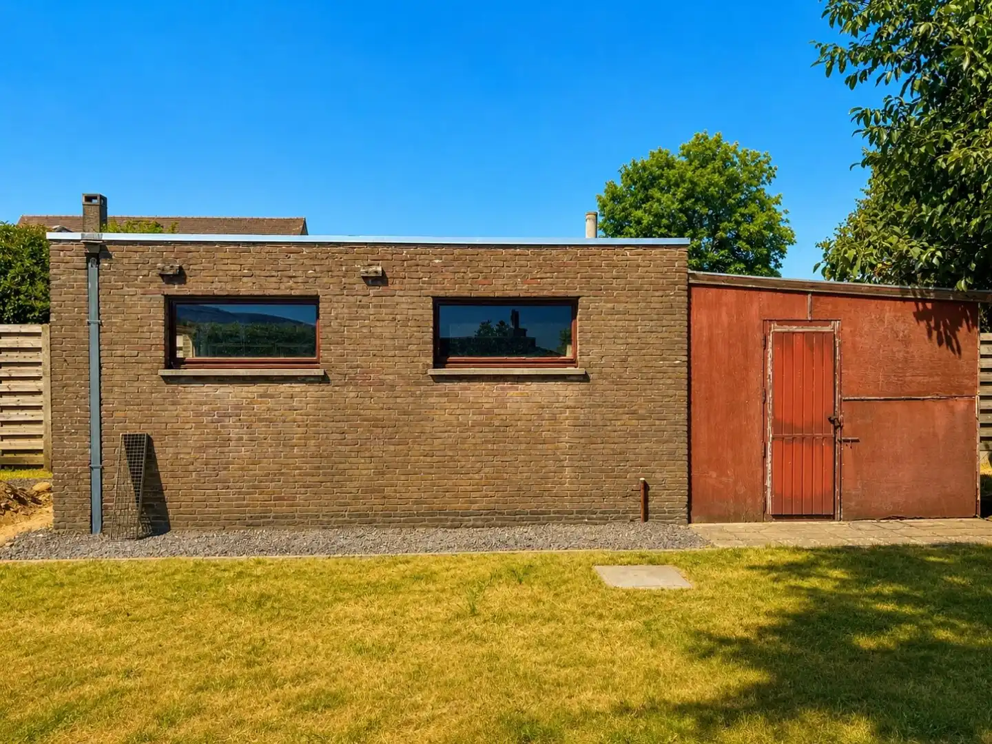 Goed onderhouden bungalow met 2 slaapkamers, bureau en garage in rustige woonwijk foto 22