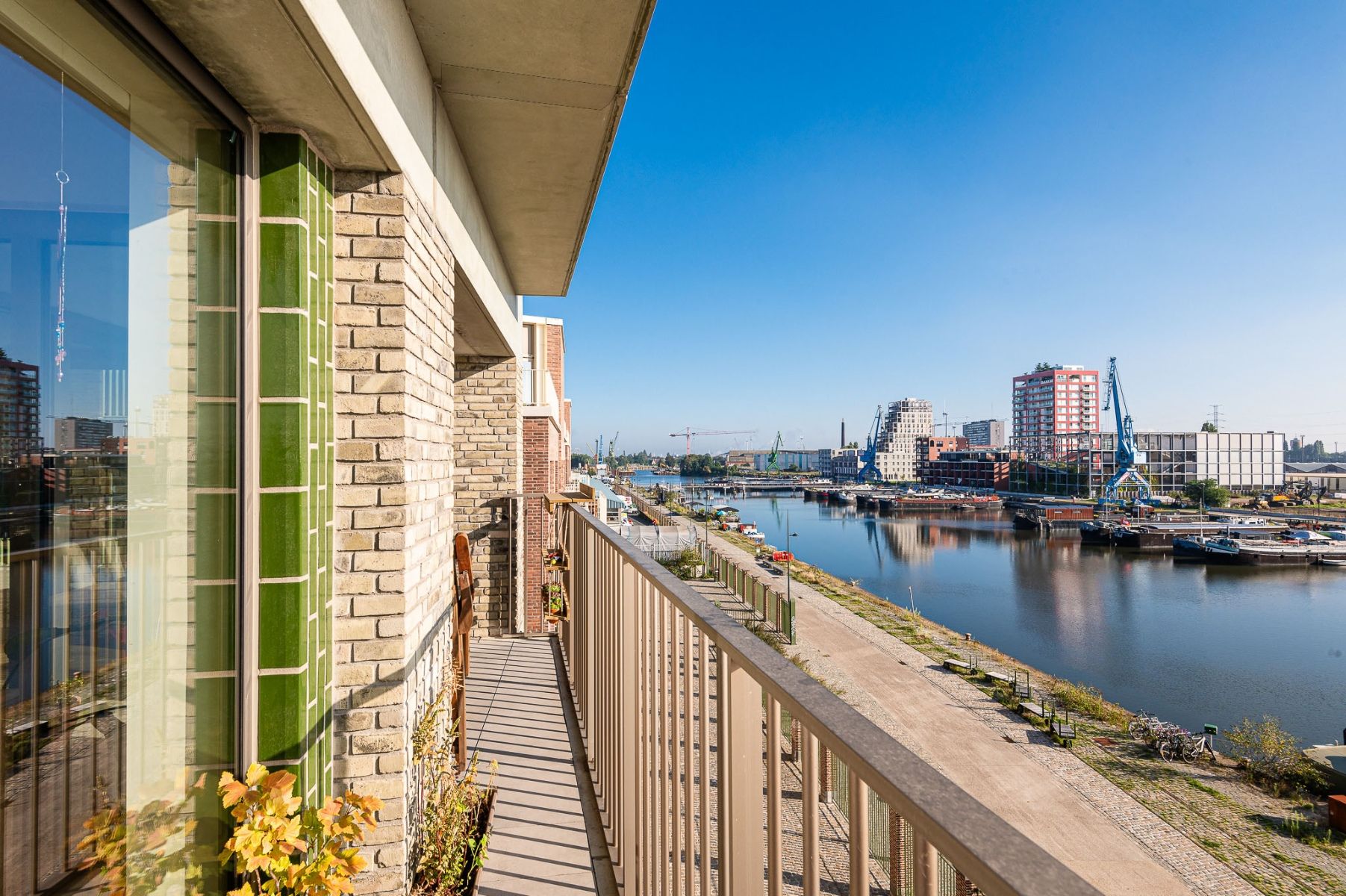 Nieuwbouw 2-slpk app met zicht op het water nabij Oude dokken foto 18