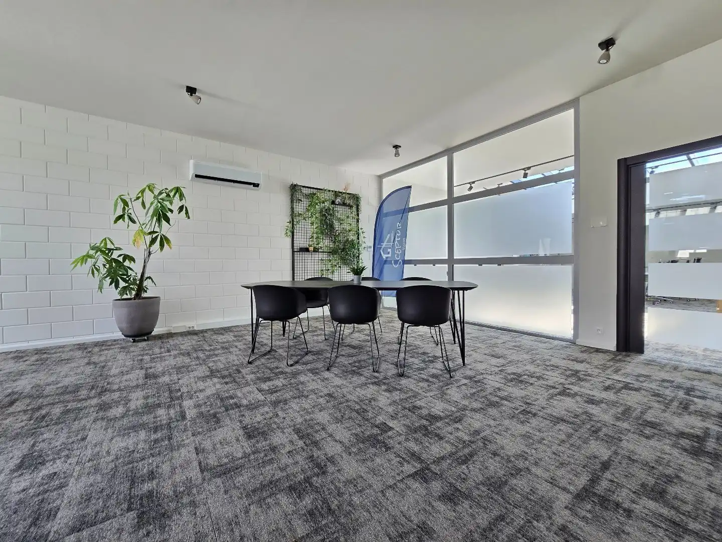 Terbeschikkingstelling van infrastructuur in vernieuwde kantoren met parking, 160m², Genk-Noord foto 23