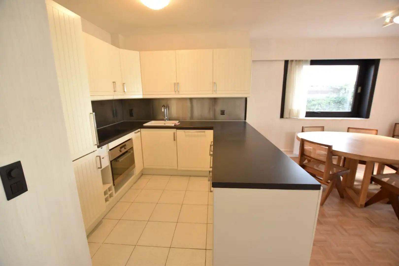 Ongemeubeld hoekappartement in hartje Zoute nabij het Albertplein foto 4